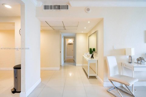 Купить кондоминиум в Санни-Айлс-Бич, Флорида 3 спальни, 154.68м2, № 1979970 - фото 11