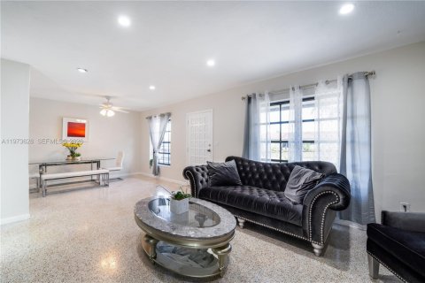 House in Miami, Florida 3 bedrooms, 82.13 sq.m. № 2033465 - photo 7