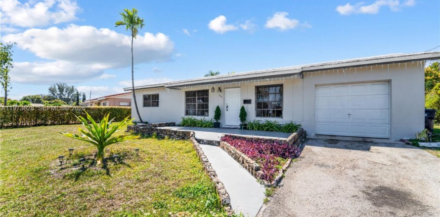 House in Miami, Florida 3 bedrooms, 82.13 sq.m. № 2033465