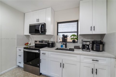 House in Miami, Florida 3 bedrooms, 82.13 sq.m. № 2033465 - photo 14