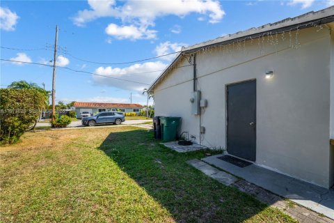 House in Miami, Florida 3 bedrooms, 82.13 sq.m. № 2033465 - photo 27