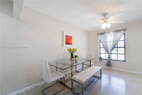 House in Miami, Florida 3 bedrooms, 82.13 sq.m. № 2033465 - photo 11