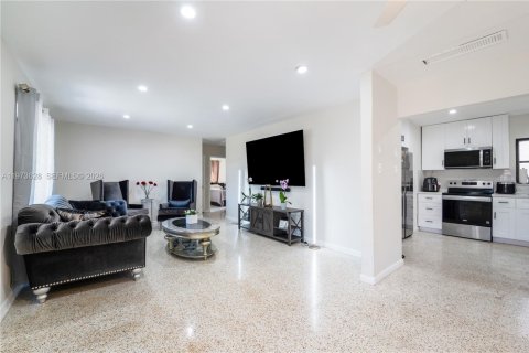 House in Miami, Florida 3 bedrooms, 82.13 sq.m. № 2033465 - photo 8