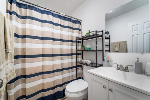 House in Miami, Florida 3 bedrooms, 82.13 sq.m. № 2033465 - photo 23