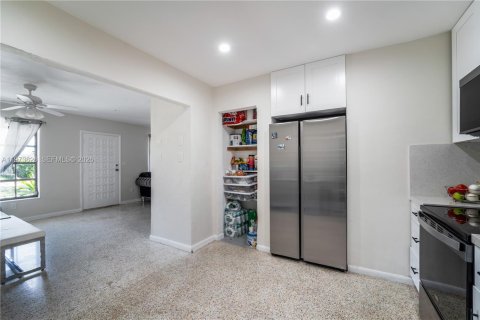 House in Miami, Florida 3 bedrooms, 82.13 sq.m. № 2033465 - photo 16