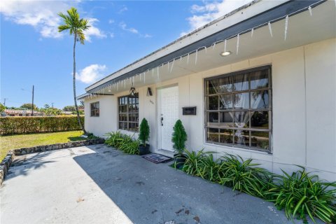 House in Miami, Florida 3 bedrooms, 82.13 sq.m. № 2033465 - photo 2