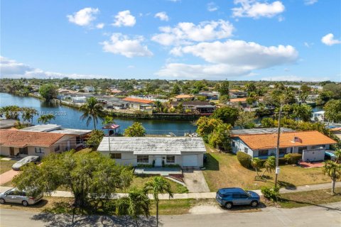 House in Miami, Florida 3 bedrooms, 82.13 sq.m. № 2033465 - photo 5