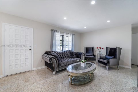 House in Miami, Florida 3 bedrooms, 82.13 sq.m. № 2033465 - photo 6