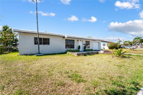 House in Miami, Florida 3 bedrooms, 82.13 sq.m. № 2033465 - photo 28