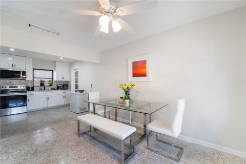 House in Miami, Florida 3 bedrooms, 82.13 sq.m. № 2033465 - photo 12