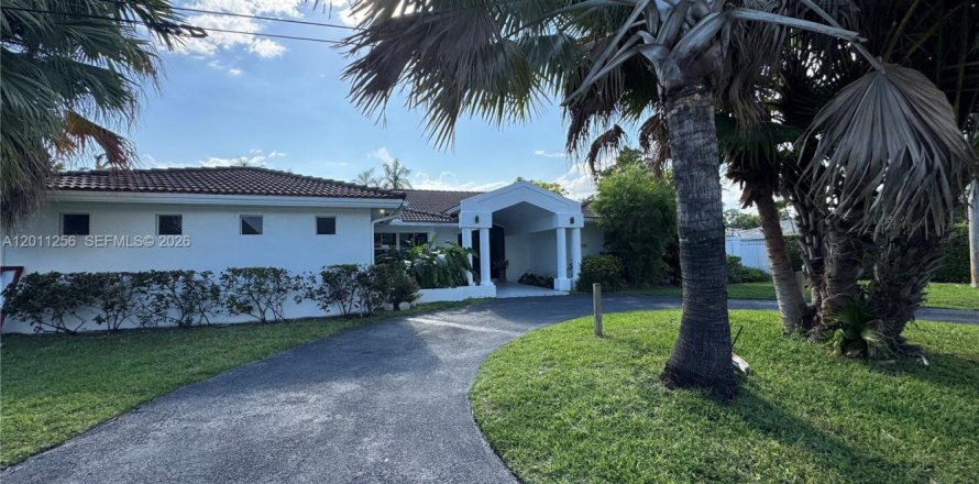 House in Miami, Florida 6 bedrooms, 316.24 sq.m. № 2075341