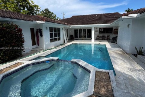 House in Miami, Florida 6 bedrooms, 316.24 sq.m. № 2075341 - photo 4