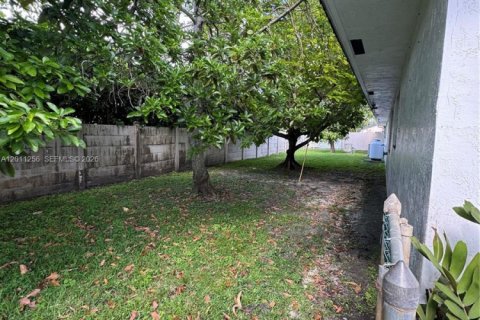 House in Miami, Florida 6 bedrooms, 316.24 sq.m. № 2075341 - photo 5