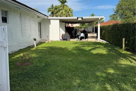 House in Miami, Florida 6 bedrooms, 316.24 sq.m. № 2075341 - photo 6