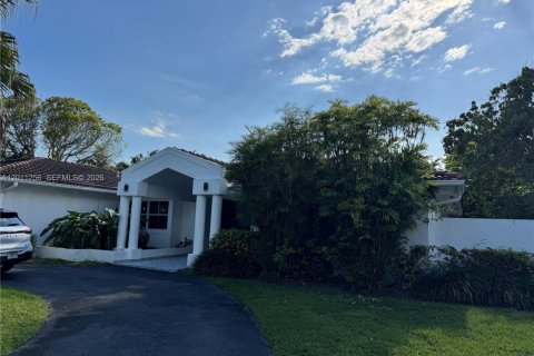 House in Miami, Florida 6 bedrooms, 316.24 sq.m. № 2075341 - photo 2