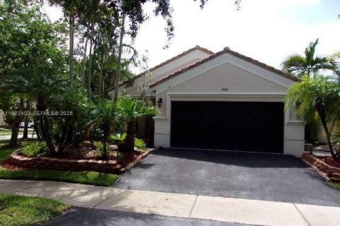 Villa ou maison à louer à Weston, Floride: 3 chambres, 125.14 m2 № 1977369 - photo 1