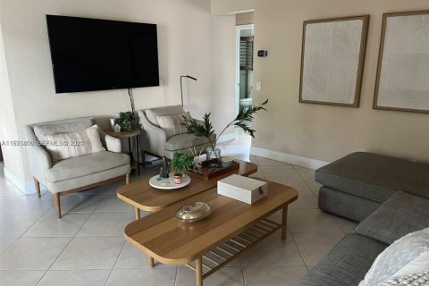 Villa ou maison à louer à Weston, Floride: 3 chambres, 125.14 m2 № 1977369 - photo 6