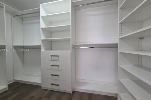 Casa en alquiler en Miami, Florida, 3 dormitorios № 1993555 - foto 14