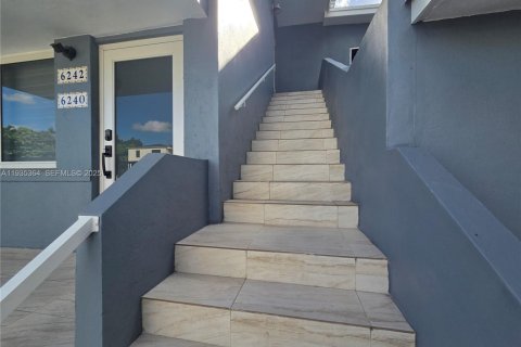 Casa en alquiler en Miami, Florida, 3 dormitorios № 1993555 - foto 1