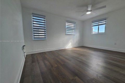 Casa en alquiler en Miami, Florida, 3 dormitorios № 1993555 - foto 12