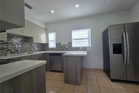 Casa en alquiler en Miami, Florida, 3 dormitorios № 1993555 - foto 9