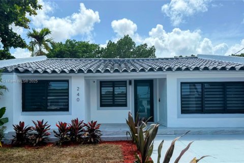 House in Coral Gables, Florida 6 bedrooms, 269.51 sq.m. № 1781544 - photo 2
