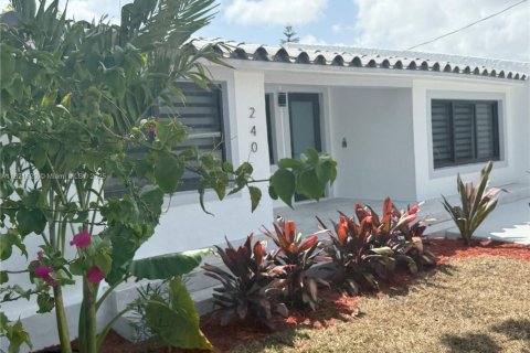 House in Coral Gables, Florida 6 bedrooms, 269.51 sq.m. № 1781544 - photo 1