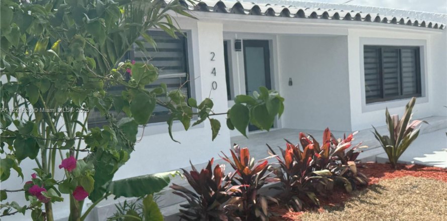 House in Coral Gables, Florida 6 bedrooms, 269.51 sq.m. № 1781544