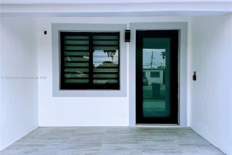 House in Coral Gables, Florida 6 bedrooms, 269.51 sq.m. № 1781544 - photo 3