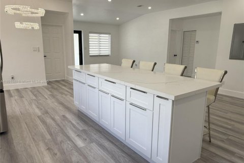 House in Coral Gables, Florida 6 bedrooms, 269.51 sq.m. № 1781544 - photo 7