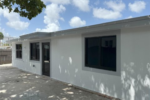 House in Coral Gables, Florida 6 bedrooms, 269.51 sq.m. № 1781544 - photo 30
