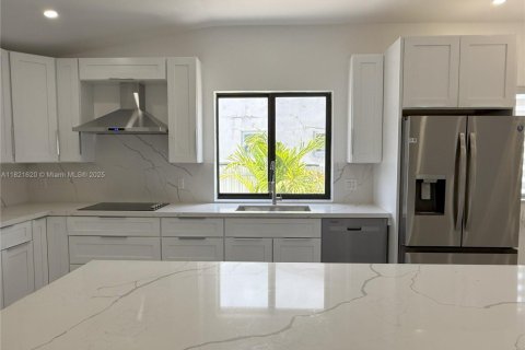 House in Coral Gables, Florida 6 bedrooms, 269.51 sq.m. № 1781544 - photo 5