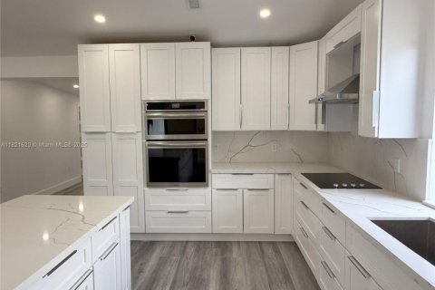 House in Coral Gables, Florida 6 bedrooms, 269.51 sq.m. № 1781544 - photo 6