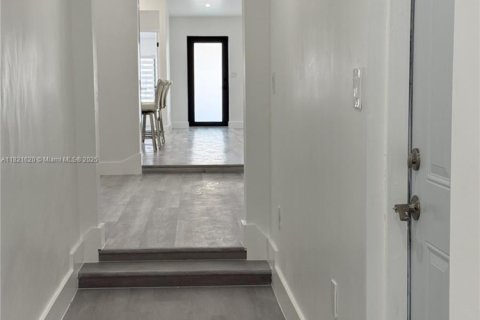 House in Coral Gables, Florida 6 bedrooms, 269.51 sq.m. № 1781544 - photo 25