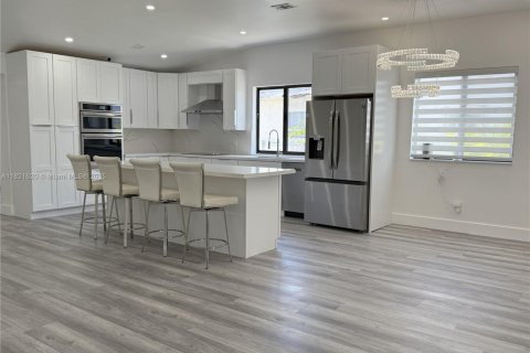 House in Coral Gables, Florida 6 bedrooms, 269.51 sq.m. № 1781544 - photo 8