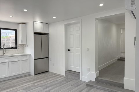 House in Coral Gables, Florida 6 bedrooms, 269.51 sq.m. № 1781544 - photo 23