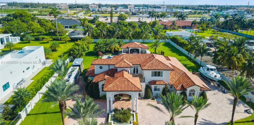 House in Hialeah Gardens, Florida 5 bedrooms, 414.62 sq.m. № 1855166