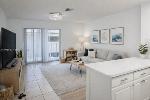 Condo in Hialeah Gardens, Florida, 2 bedrooms  № 1994967