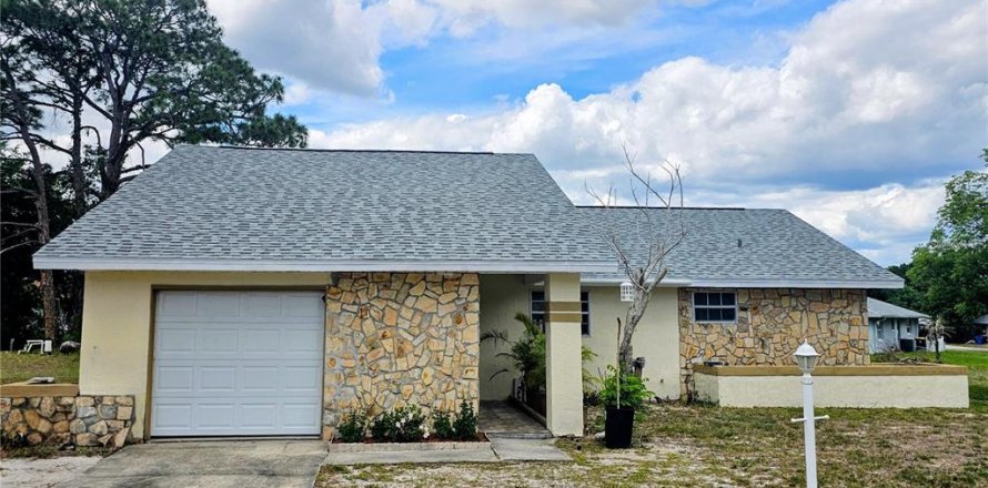 House in Sebring, Florida 2 bedrooms, 90.02 sq.m. № 2166261