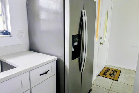 House in Sebring, Florida 2 bedrooms, 90.02 sq.m. № 2166261 - photo 4