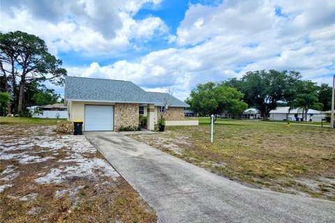 House in Sebring, Florida 2 bedrooms, 90.02 sq.m. № 2166261 - photo 2