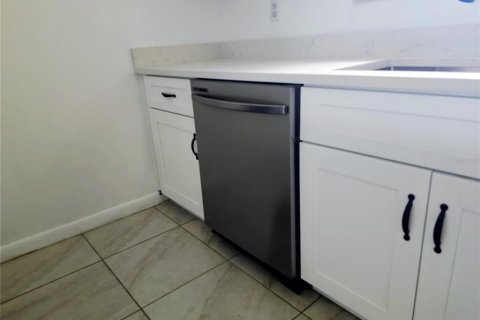 House in Sebring, Florida 2 bedrooms, 90.02 sq.m. № 2166261 - photo 5