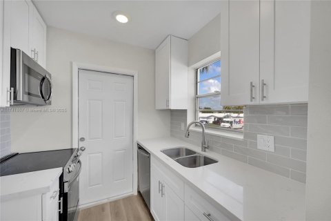 Condo in Pompano Beach, Florida, 2 bedrooms  № 1490035 - photo 11