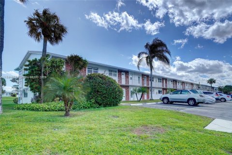 Condo in Pompano Beach, Florida, 2 bedrooms  № 1490035 - photo 1