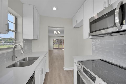 Condo in Pompano Beach, Florida, 2 bedrooms  № 1490035 - photo 12