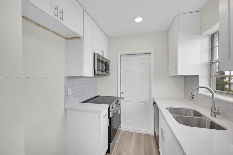 Condo in Pompano Beach, Florida, 2 bedrooms  № 1490035 - photo 10