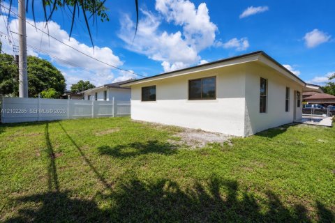 Casa en venta en Fort Lauderdale, Florida, 3 dormitorios, 94.2 m2 № 2407408 - foto 3