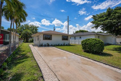Casa en venta en Fort Lauderdale, Florida, 3 dormitorios, 94.2 m2 № 2407408 - foto 2