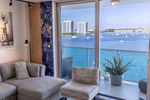 Снять в аренду кондоминиум в Норт-Майами-Бич, Флорида 1 спальня, 65.96м2, № 1995121 - фото 1