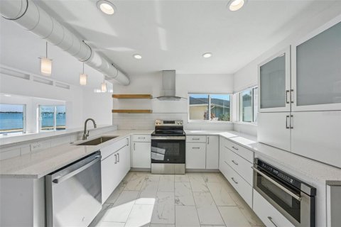 Villa ou maison à vendre à Treasure Island, Floride: 4 chambres, 257.71 m2 № 2093357 - photo 14
